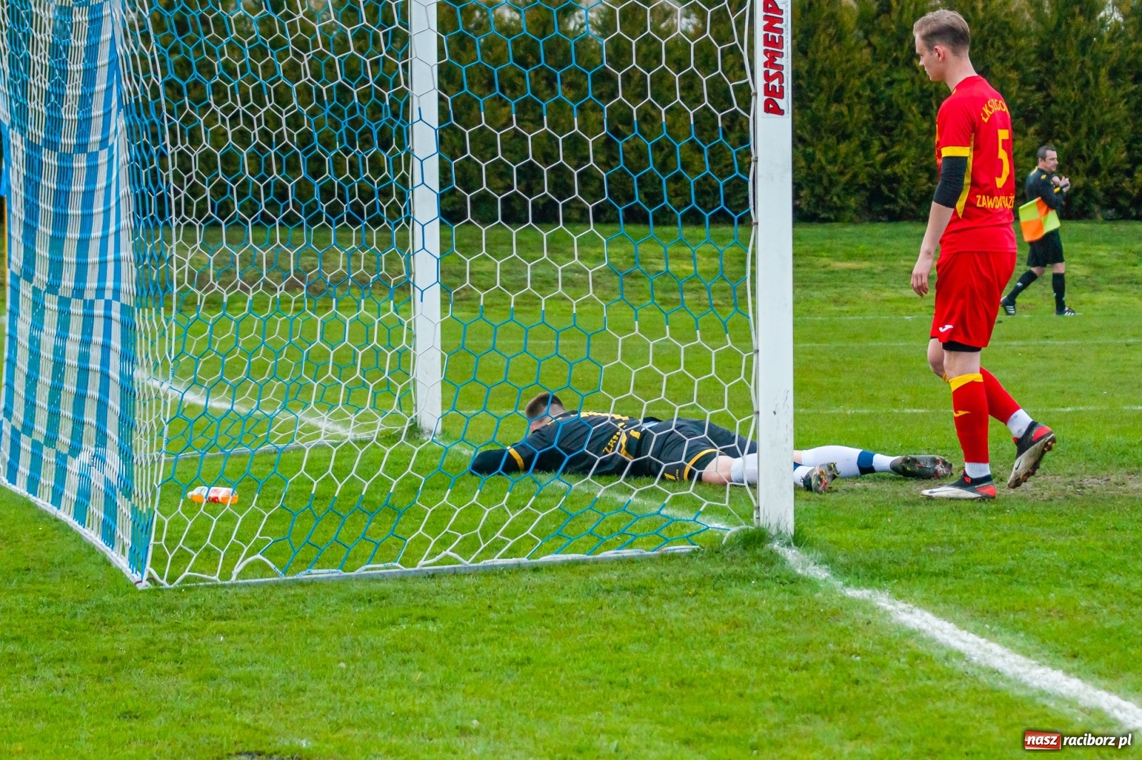 Zdjęcie w galerii na portalu naszraciborz.pl: Kiks bramkarza ustawił spotkanie. Pierwszy komplet punktów Chałupek [FOTO] wiadomości z regionu