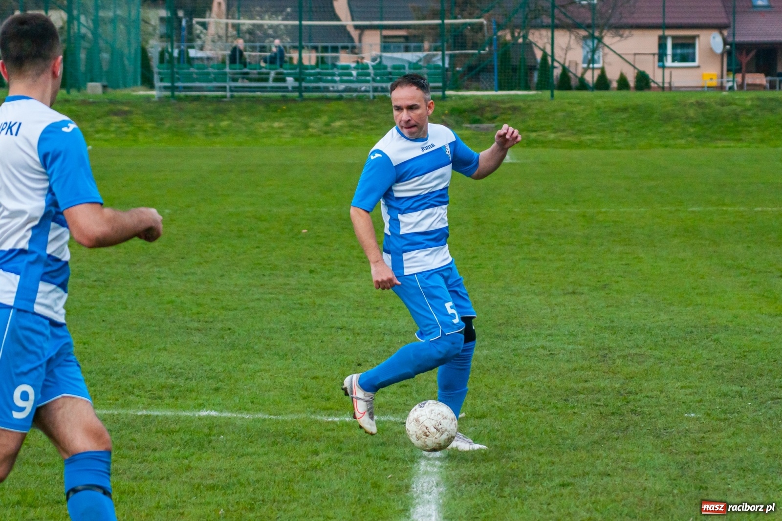 Zdjęcie w galerii na portalu naszraciborz.pl: Kiks bramkarza ustawił spotkanie. Pierwszy komplet punktów Chałupek [FOTO] wiadomości z regionu