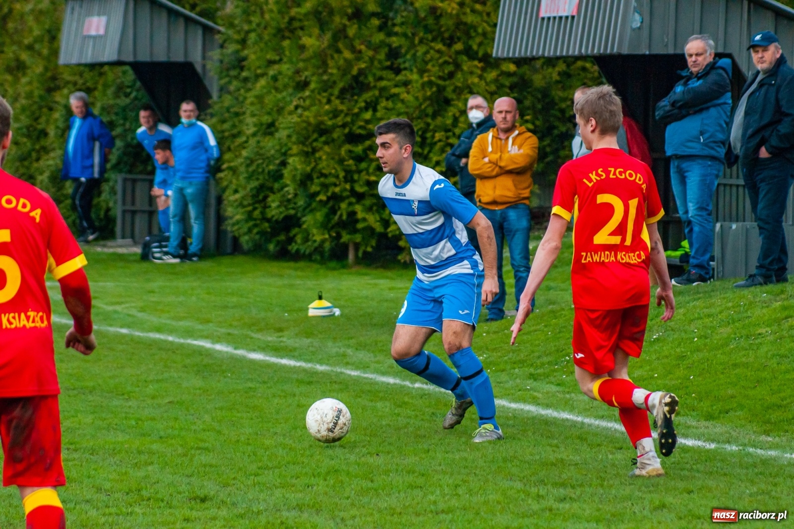 Zdjęcie w galerii na portalu naszraciborz.pl: Kiks bramkarza ustawił spotkanie. Pierwszy komplet punktów Chałupek [FOTO] wiadomości z regionu