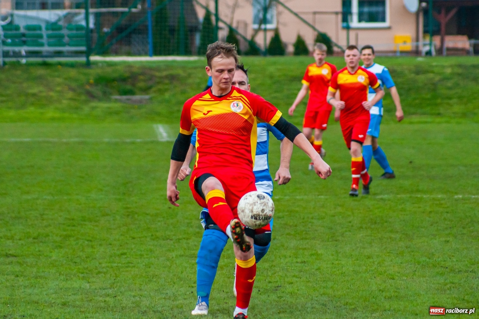 Zdjęcie w galerii na portalu naszraciborz.pl: Kiks bramkarza ustawił spotkanie. Pierwszy komplet punktów Chałupek [FOTO] wiadomości z regionu