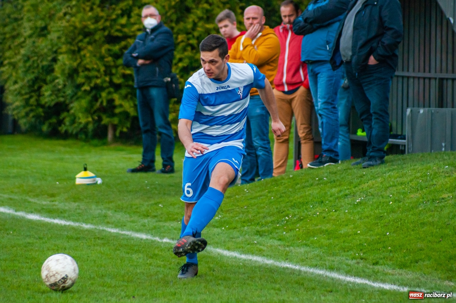 Zdjęcie w galerii na portalu naszraciborz.pl: Kiks bramkarza ustawił spotkanie. Pierwszy komplet punktów Chałupek [FOTO] wiadomości z regionu