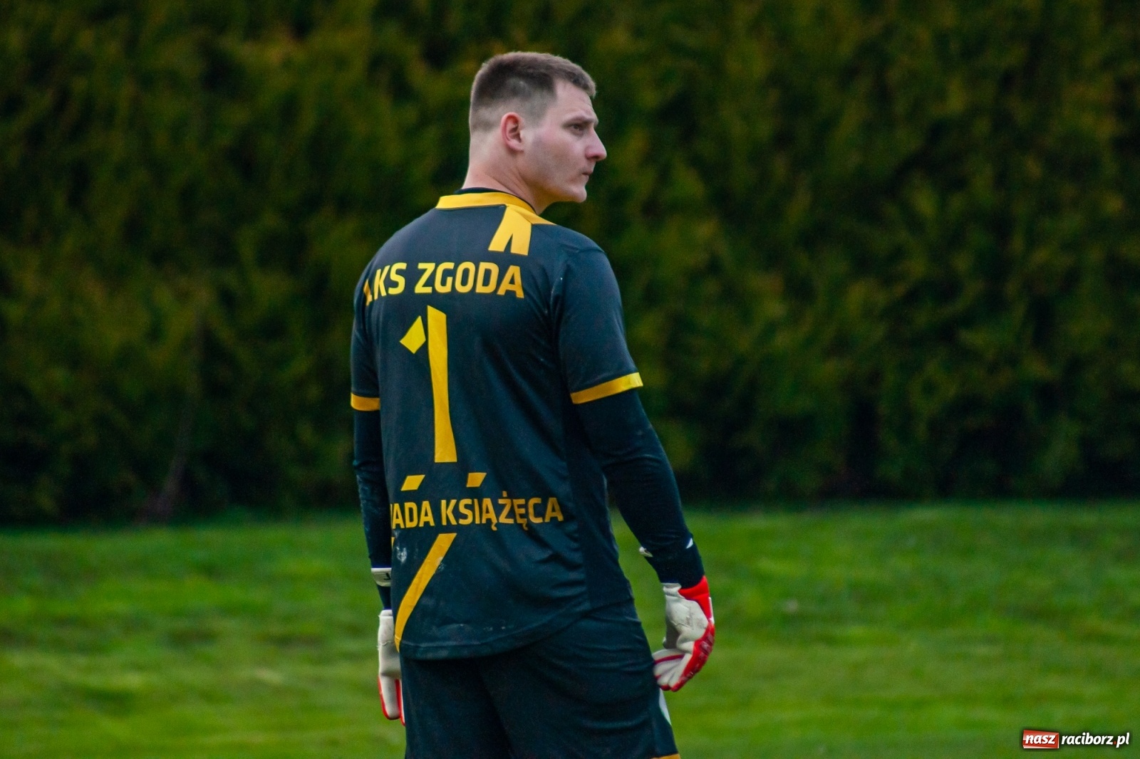 Zdjęcie w galerii na portalu naszraciborz.pl: Kiks bramkarza ustawił spotkanie. Pierwszy komplet punktów Chałupek [FOTO] wiadomości z regionu