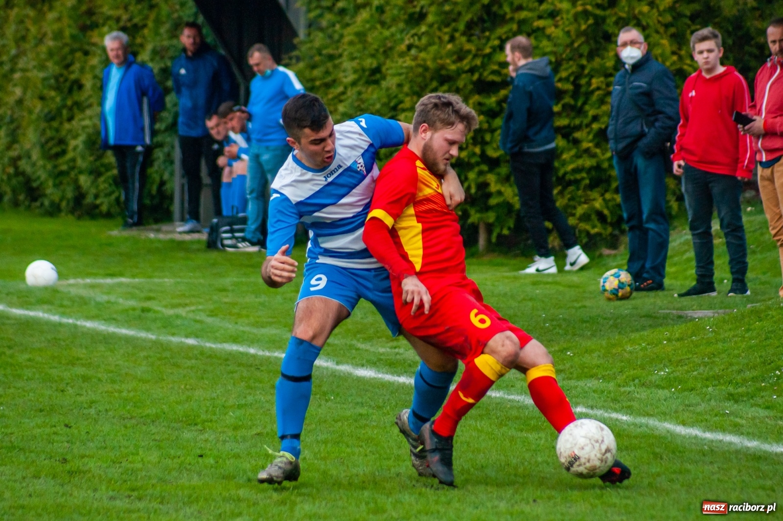 Zdjęcie w galerii na portalu naszraciborz.pl: Kiks bramkarza ustawił spotkanie. Pierwszy komplet punktów Chałupek [FOTO] wiadomości z regionu