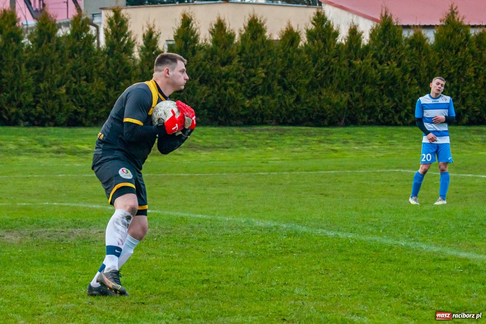 Zdjęcie w galerii na portalu naszraciborz.pl: Kiks bramkarza ustawił spotkanie. Pierwszy komplet punktów Chałupek [FOTO] wiadomości z regionu