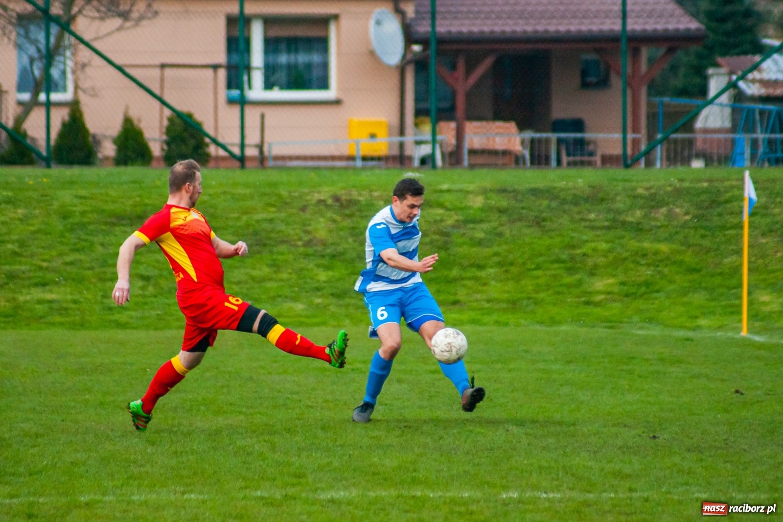 Zdjęcie w galerii na portalu naszraciborz.pl: Kiks bramkarza ustawił spotkanie. Pierwszy komplet punktów Chałupek [FOTO] wiadomości z regionu
