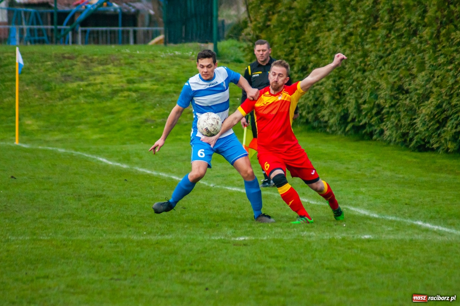 Zdjęcie w galerii na portalu naszraciborz.pl: Kiks bramkarza ustawił spotkanie. Pierwszy komplet punktów Chałupek [FOTO] wiadomości z regionu
