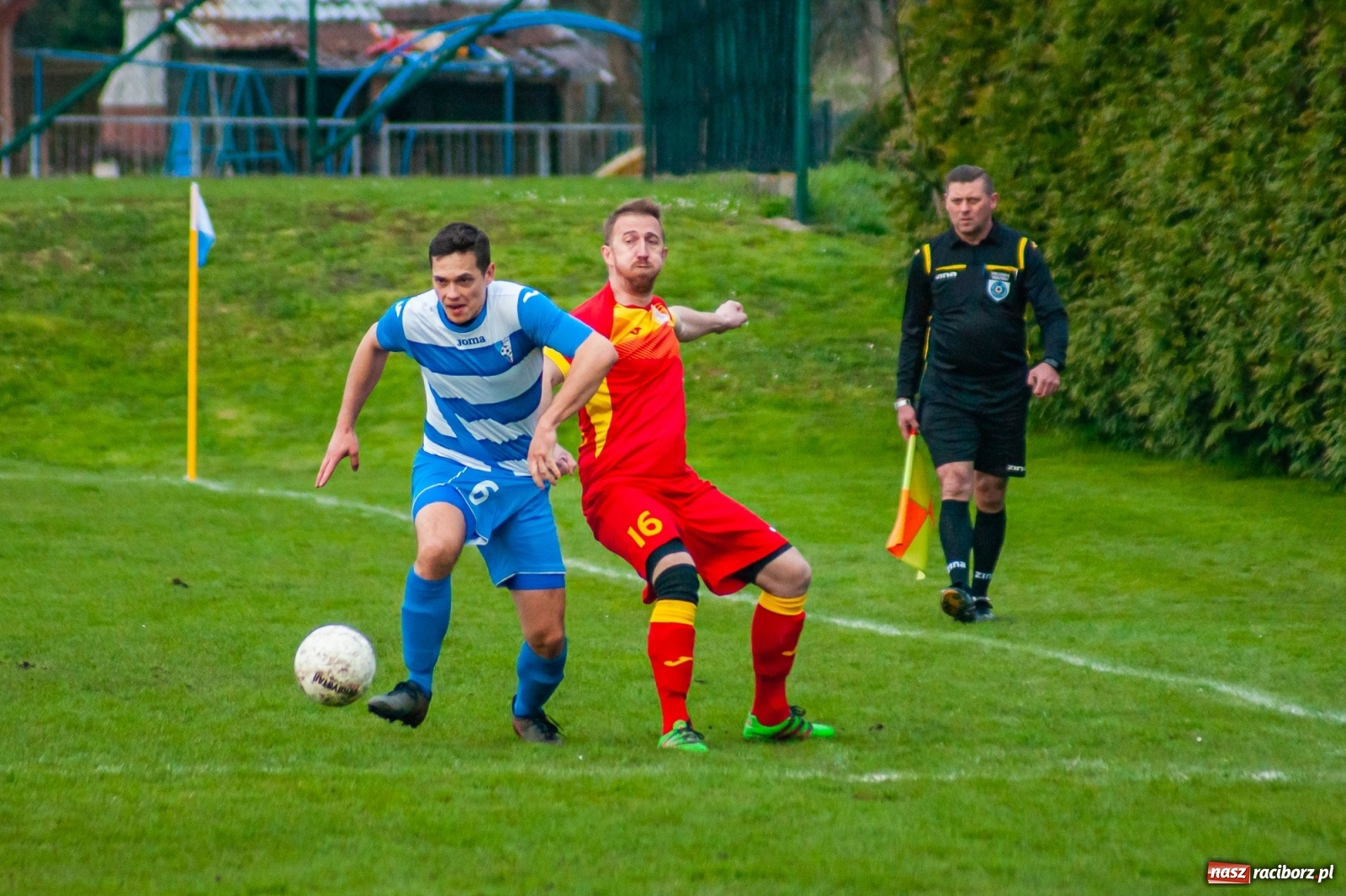 Zdjęcie w galerii na portalu naszraciborz.pl: Kiks bramkarza ustawił spotkanie. Pierwszy komplet punktów Chałupek [FOTO] wiadomości z regionu