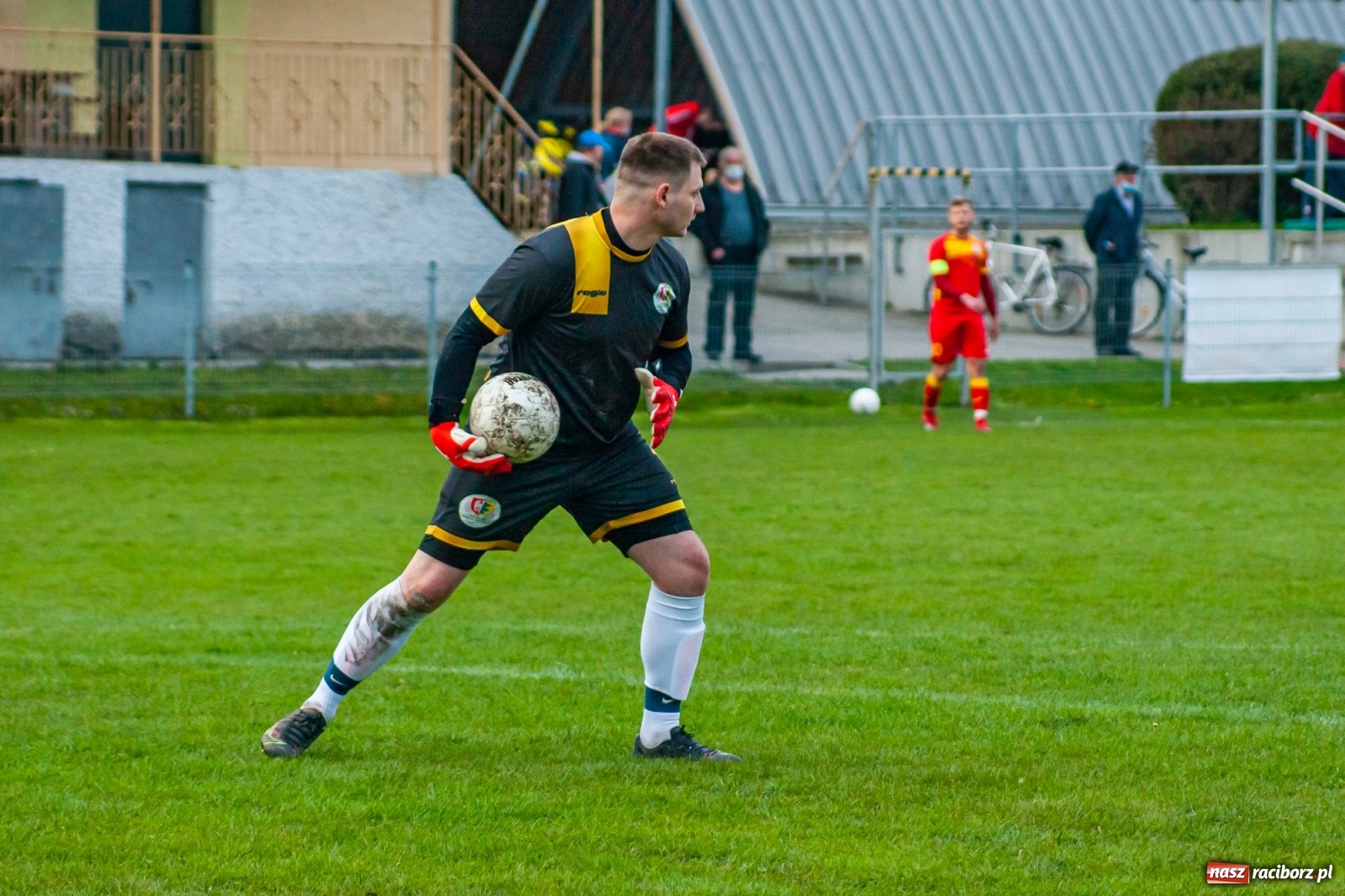 Zdjęcie w galerii na portalu naszraciborz.pl: Kiks bramkarza ustawił spotkanie. Pierwszy komplet punktów Chałupek [FOTO] wiadomości z regionu