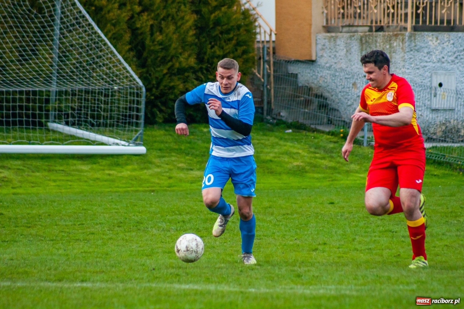 Zdjęcie w galerii na portalu naszraciborz.pl: Kiks bramkarza ustawił spotkanie. Pierwszy komplet punktów Chałupek [FOTO] wiadomości z regionu