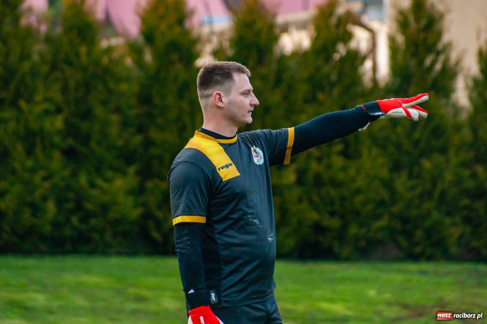 Zdjęcie w galerii na portalu naszraciborz.pl: Kiks bramkarza ustawił spotkanie. Pierwszy komplet punktów Chałupek [FOTO] wiadomości z regionu