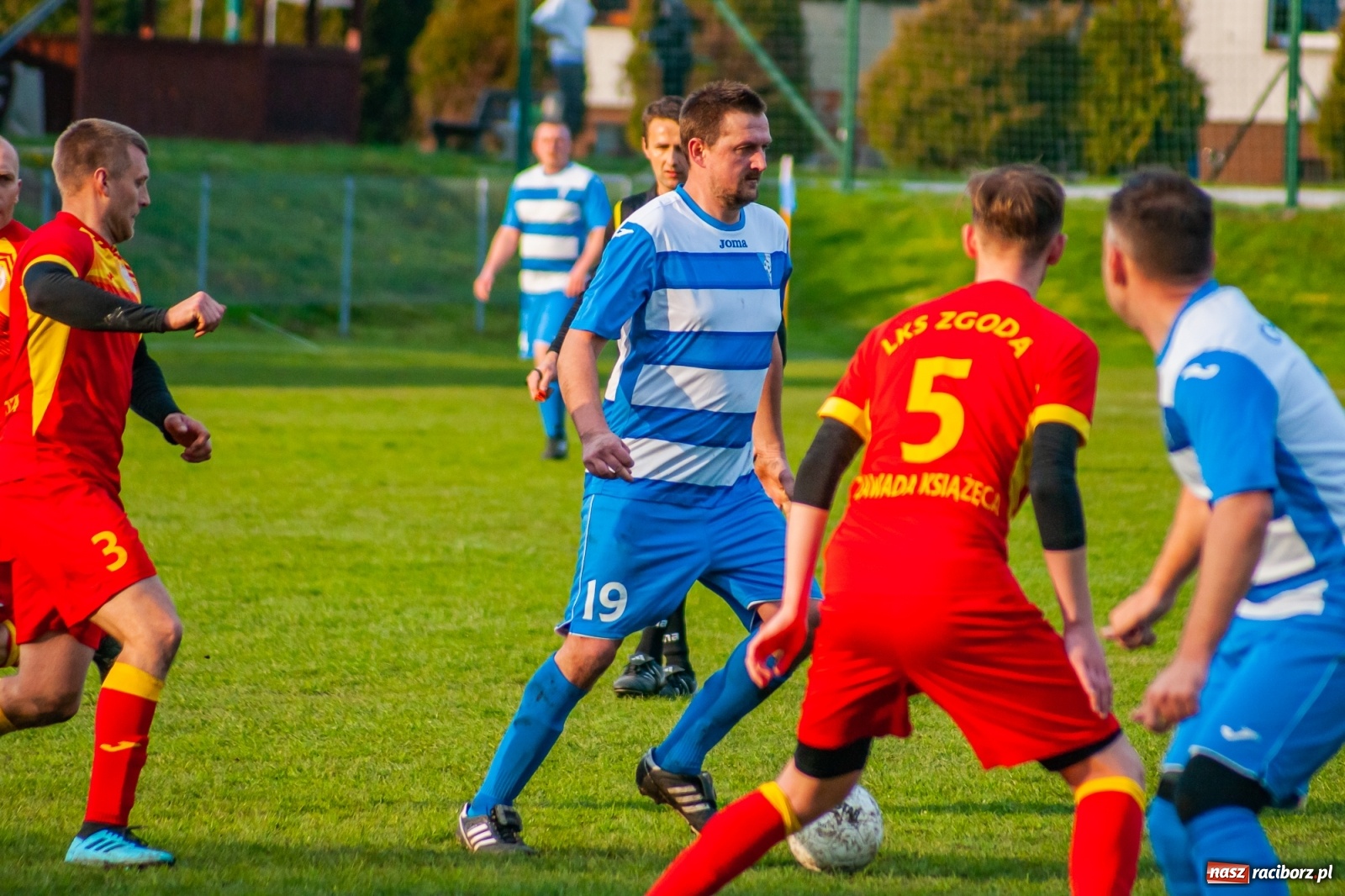 Zdjęcie w galerii na portalu naszraciborz.pl: Kiks bramkarza ustawił spotkanie. Pierwszy komplet punktów Chałupek [FOTO] wiadomości z regionu