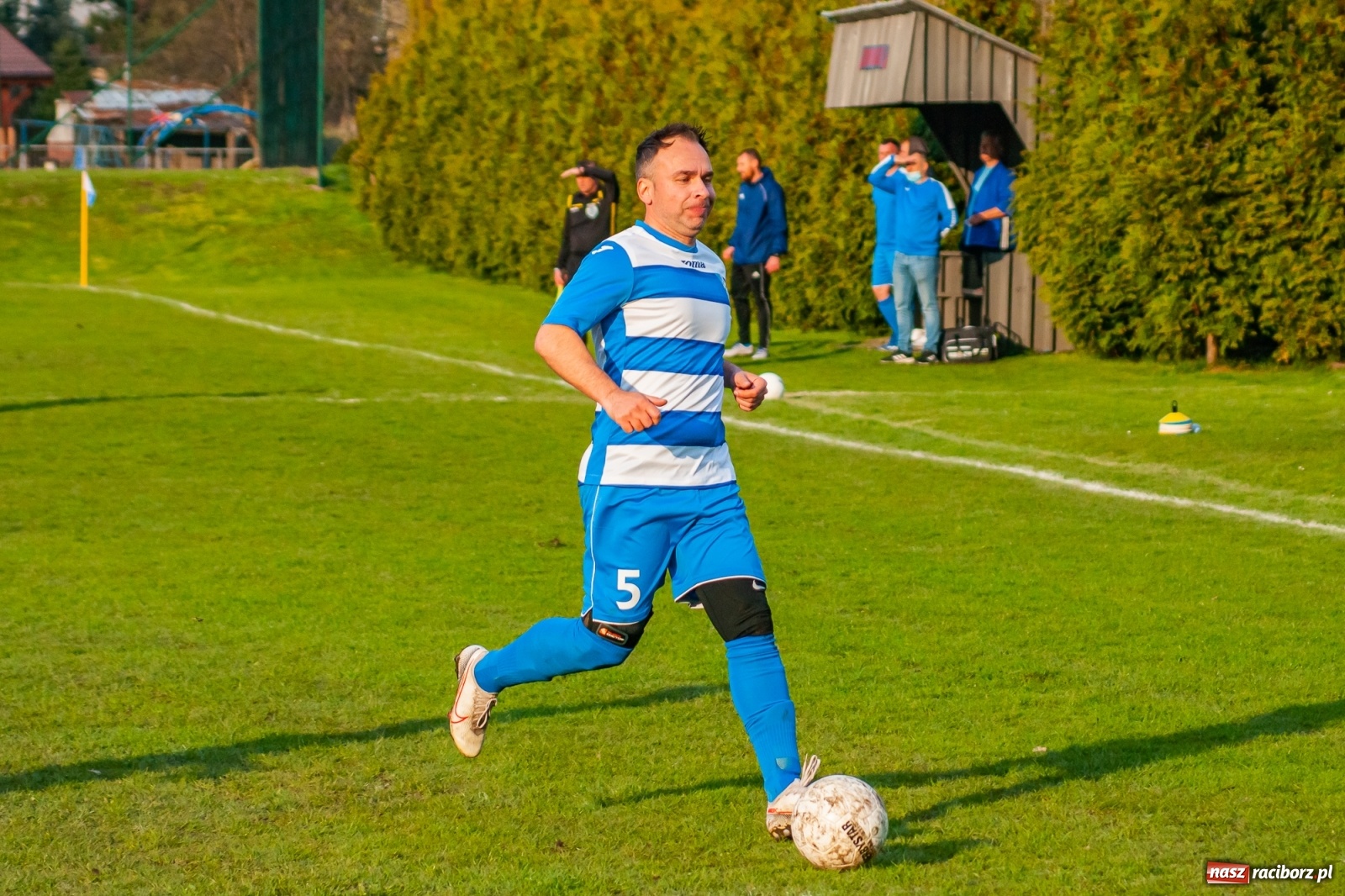 Zdjęcie w galerii na portalu naszraciborz.pl: Kiks bramkarza ustawił spotkanie. Pierwszy komplet punktów Chałupek [FOTO] wiadomości z regionu