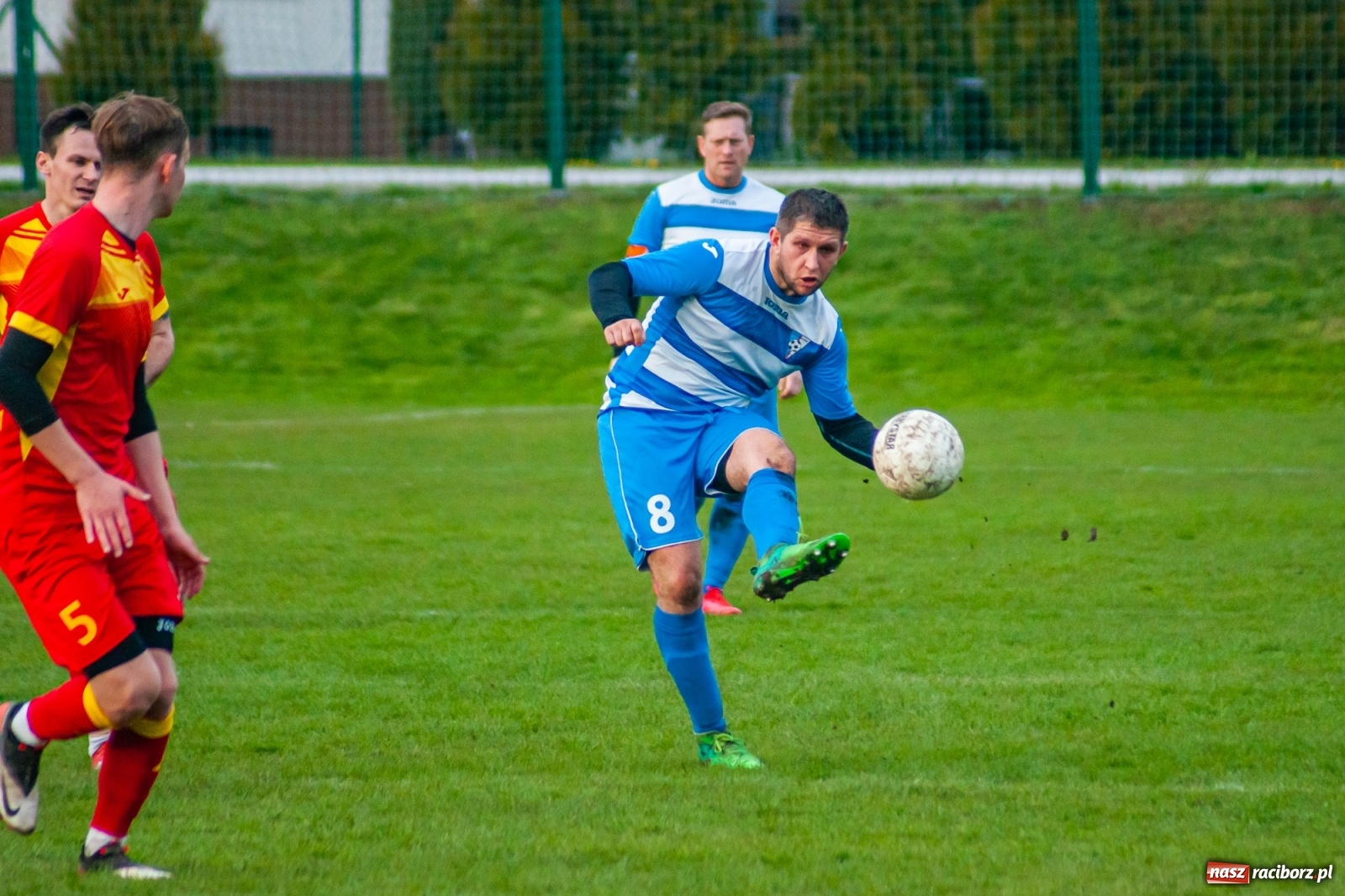 Zdjęcie w galerii na portalu naszraciborz.pl: Kiks bramkarza ustawił spotkanie. Pierwszy komplet punktów Chałupek [FOTO] wiadomości z regionu