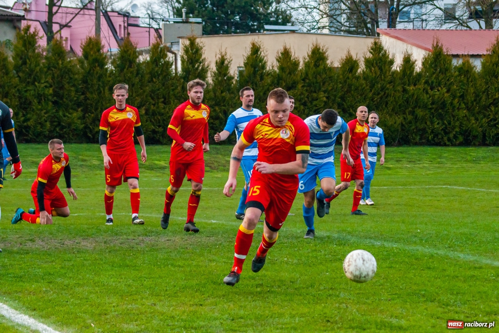 Zdjęcie w galerii na portalu naszraciborz.pl: Kiks bramkarza ustawił spotkanie. Pierwszy komplet punktów Chałupek [FOTO] wiadomości z regionu