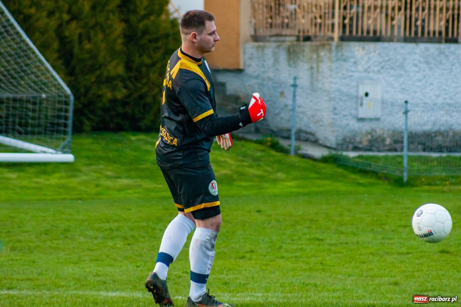 Zdjęcie w galerii na portalu naszraciborz.pl: Kiks bramkarza ustawił spotkanie. Pierwszy komplet punktów Chałupek [FOTO] wiadomości z regionu