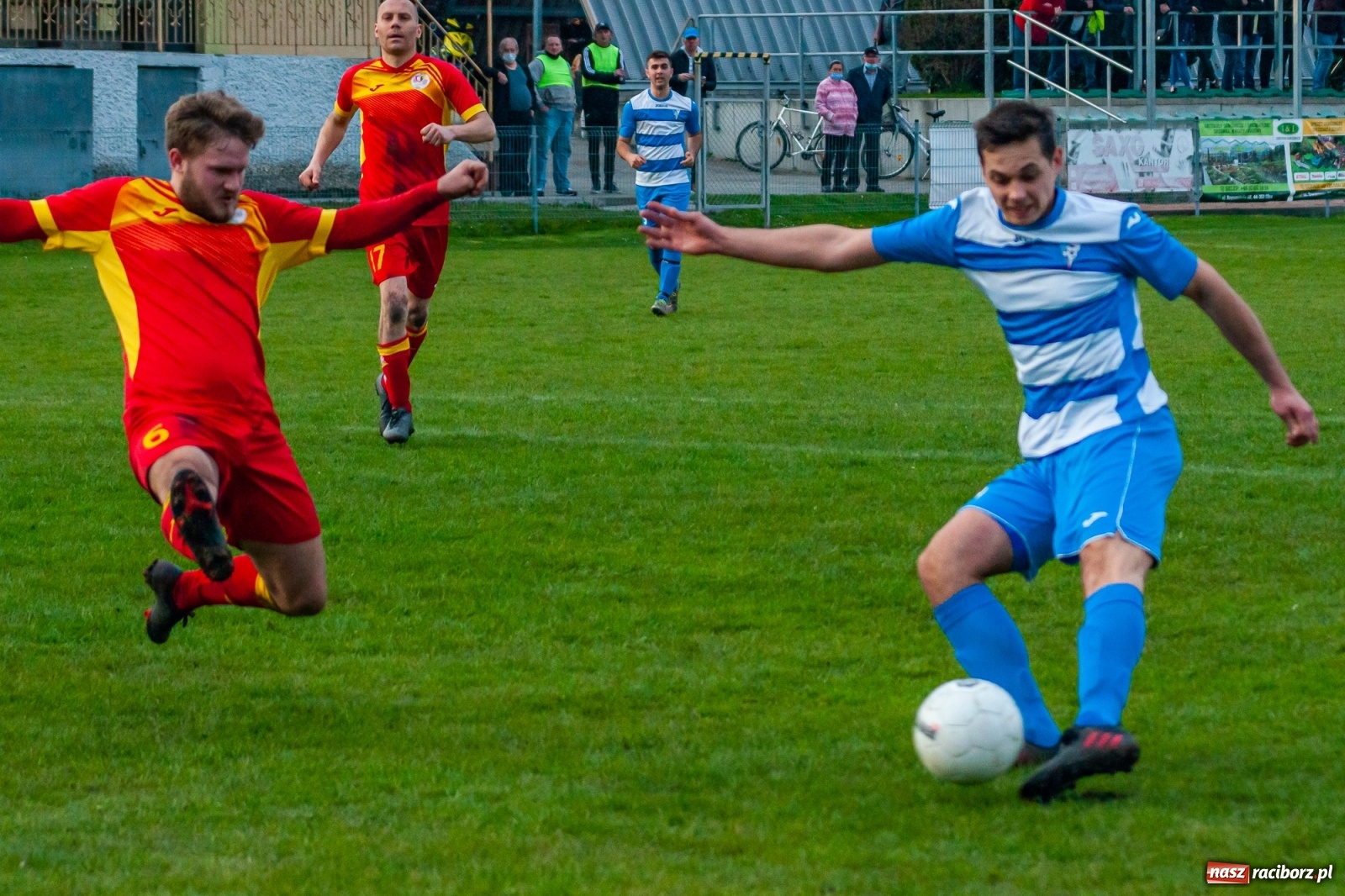 Zdjęcie w galerii na portalu naszraciborz.pl: Kiks bramkarza ustawił spotkanie. Pierwszy komplet punktów Chałupek [FOTO] wiadomości z regionu