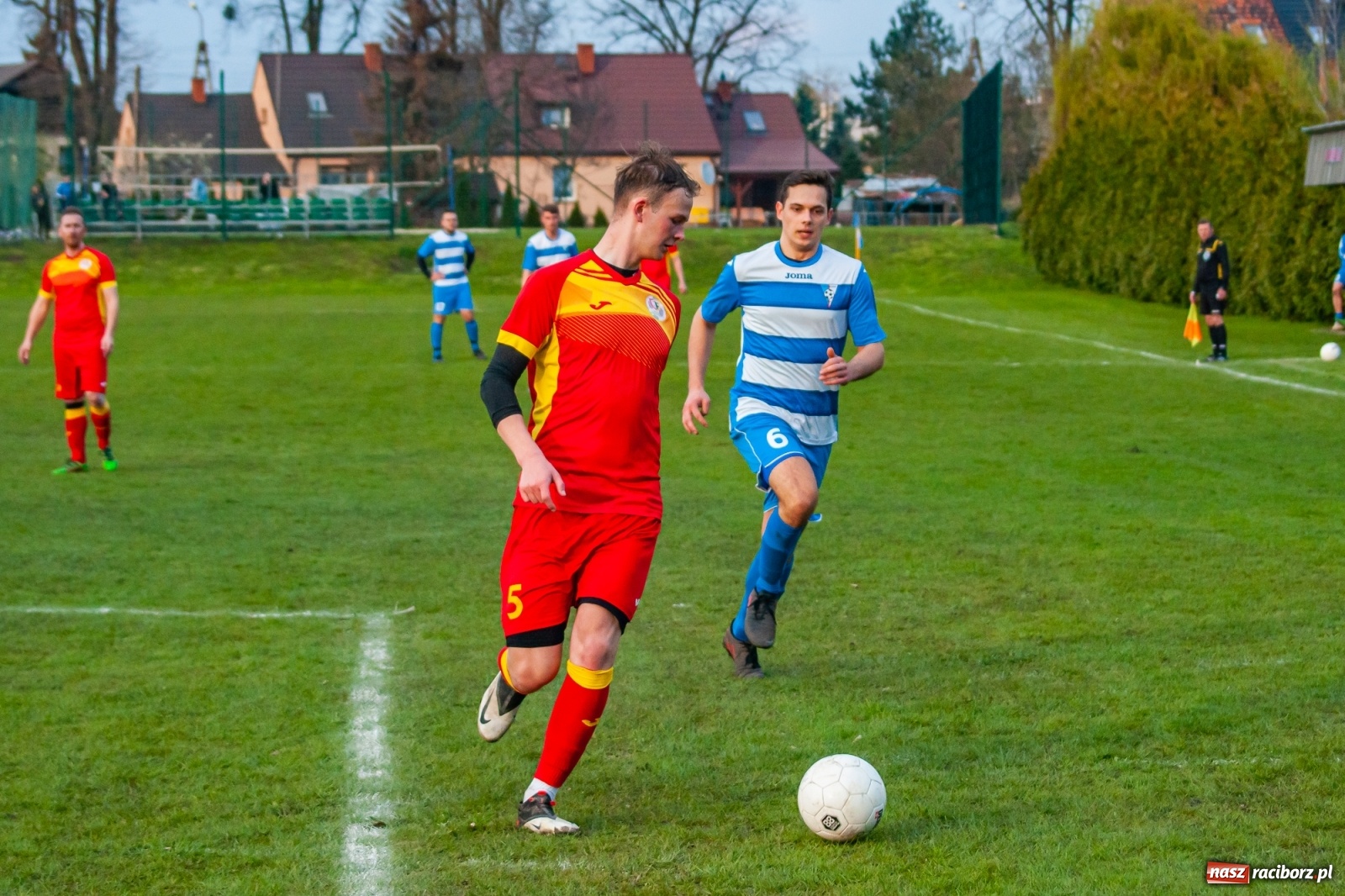 Zdjęcie w galerii na portalu naszraciborz.pl: Kiks bramkarza ustawił spotkanie. Pierwszy komplet punktów Chałupek [FOTO] wiadomości z regionu