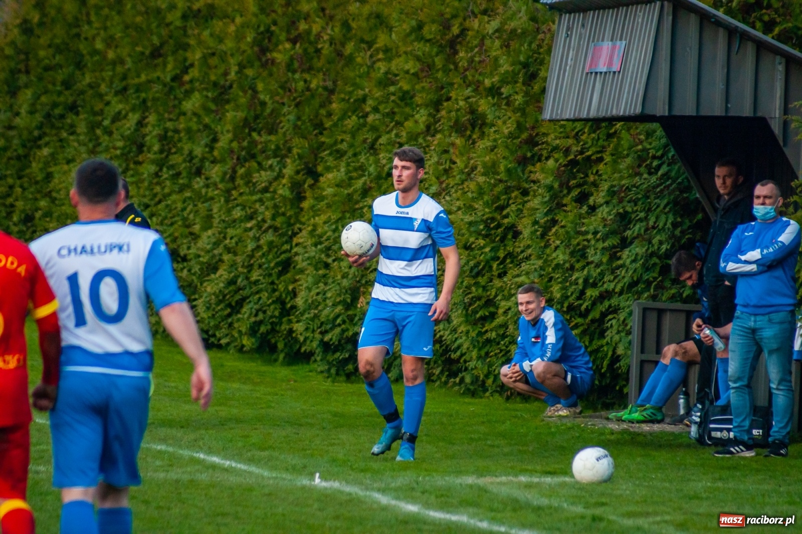 Zdjęcie w galerii na portalu naszraciborz.pl: Kiks bramkarza ustawił spotkanie. Pierwszy komplet punktów Chałupek [FOTO] wiadomości z regionu