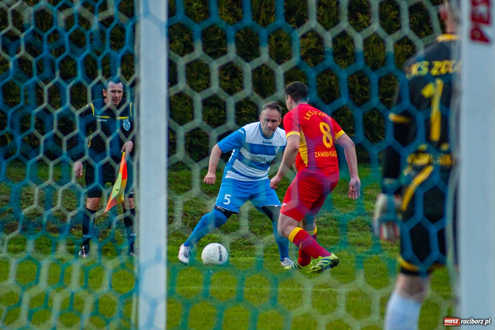 Zdjęcie w galerii na portalu naszraciborz.pl: Kiks bramkarza ustawił spotkanie. Pierwszy komplet punktów Chałupek [FOTO] wiadomości z regionu