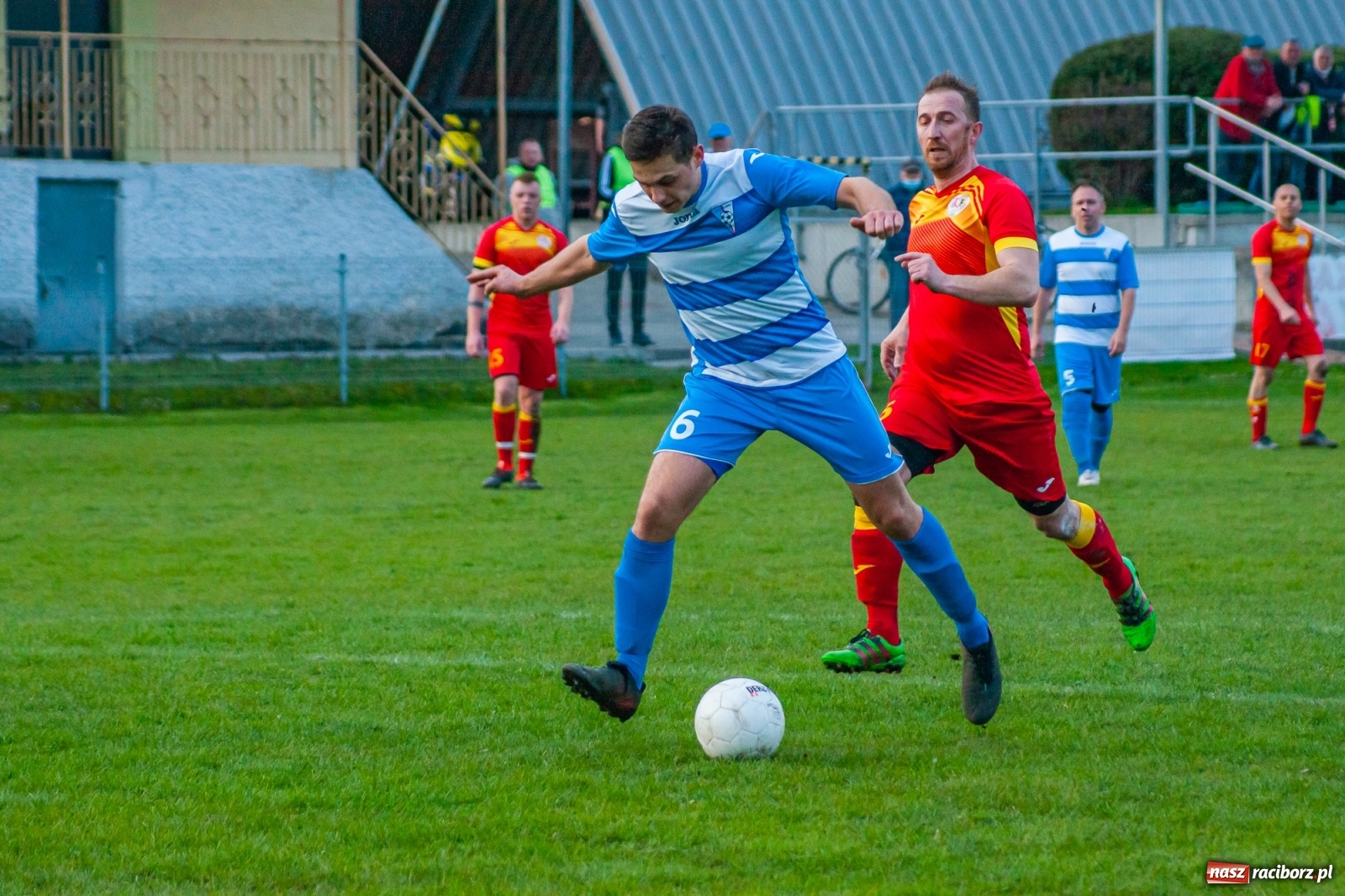 Zdjęcie w galerii na portalu naszraciborz.pl: Kiks bramkarza ustawił spotkanie. Pierwszy komplet punktów Chałupek [FOTO] wiadomości z regionu