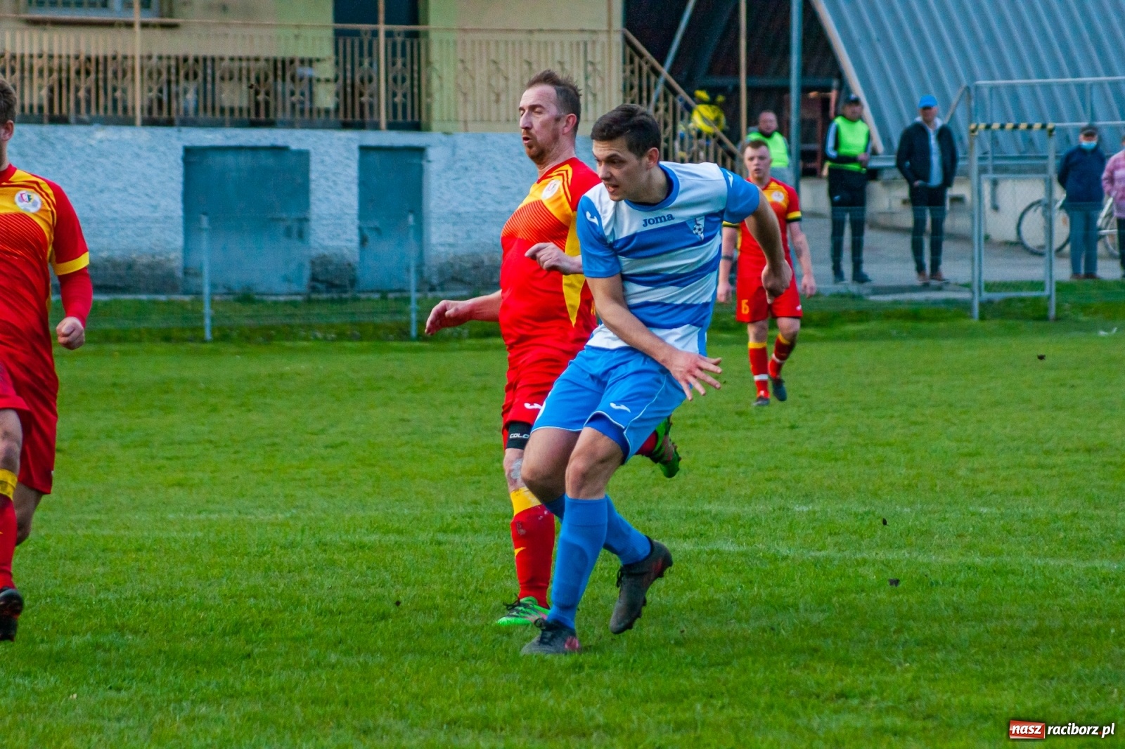 Zdjęcie w galerii na portalu naszraciborz.pl: Kiks bramkarza ustawił spotkanie. Pierwszy komplet punktów Chałupek [FOTO] wiadomości z regionu