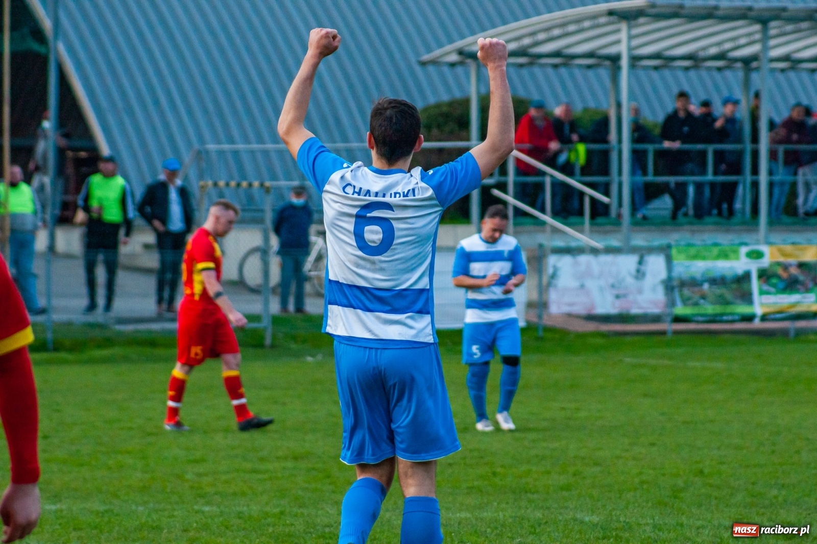 Zdjęcie w galerii na portalu naszraciborz.pl: Kiks bramkarza ustawił spotkanie. Pierwszy komplet punktów Chałupek [FOTO] wiadomości z regionu