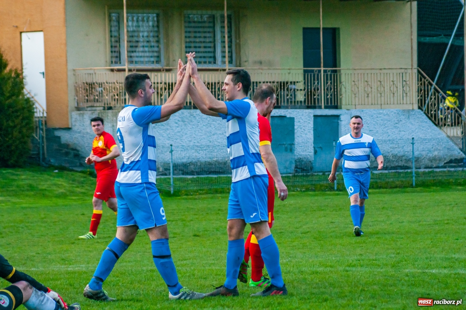 Zdjęcie w galerii na portalu naszraciborz.pl: Kiks bramkarza ustawił spotkanie. Pierwszy komplet punktów Chałupek [FOTO] wiadomości z regionu