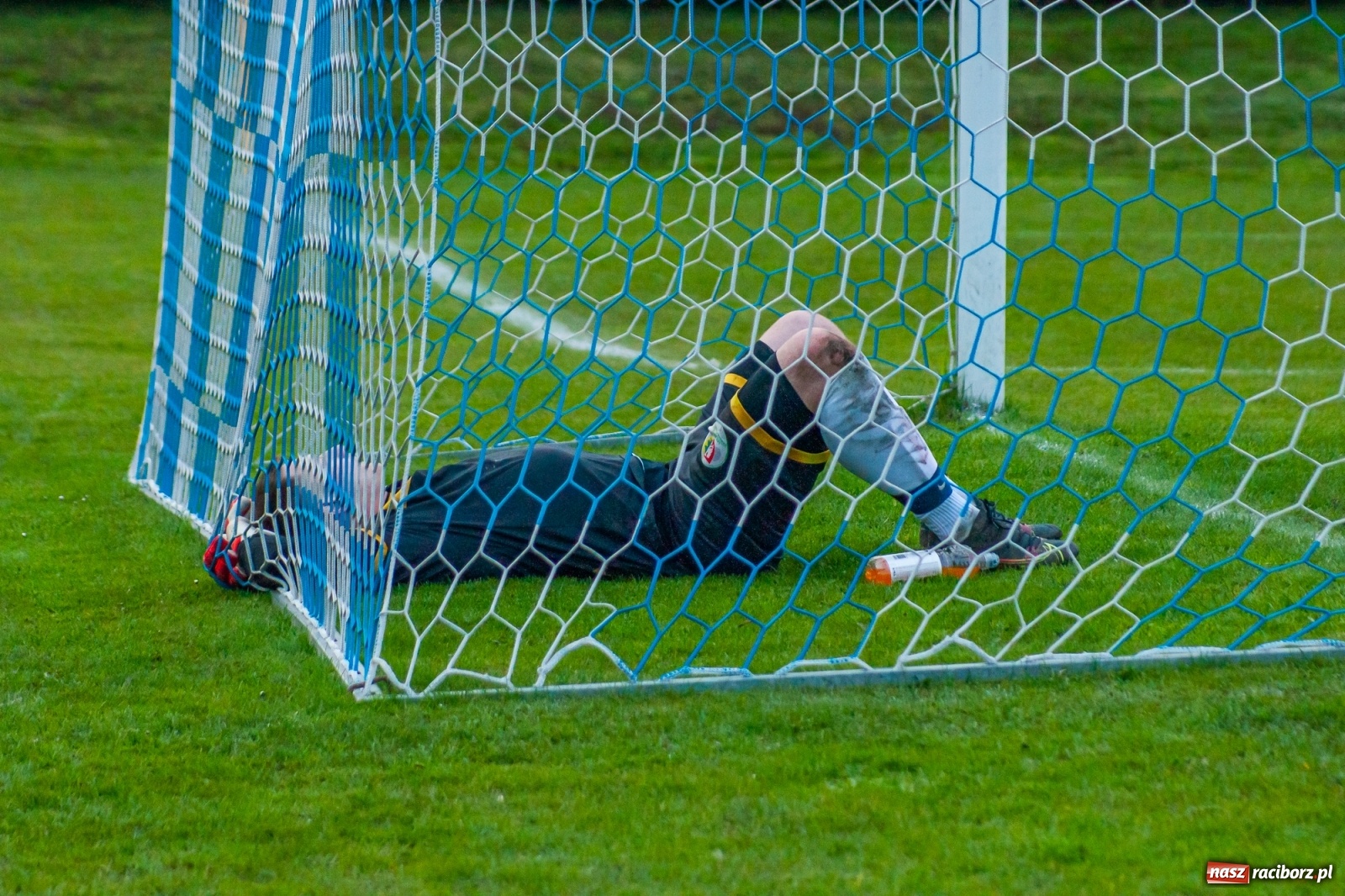 Zdjęcie w galerii na portalu naszraciborz.pl: Kiks bramkarza ustawił spotkanie. Pierwszy komplet punktów Chałupek [FOTO] wiadomości z regionu