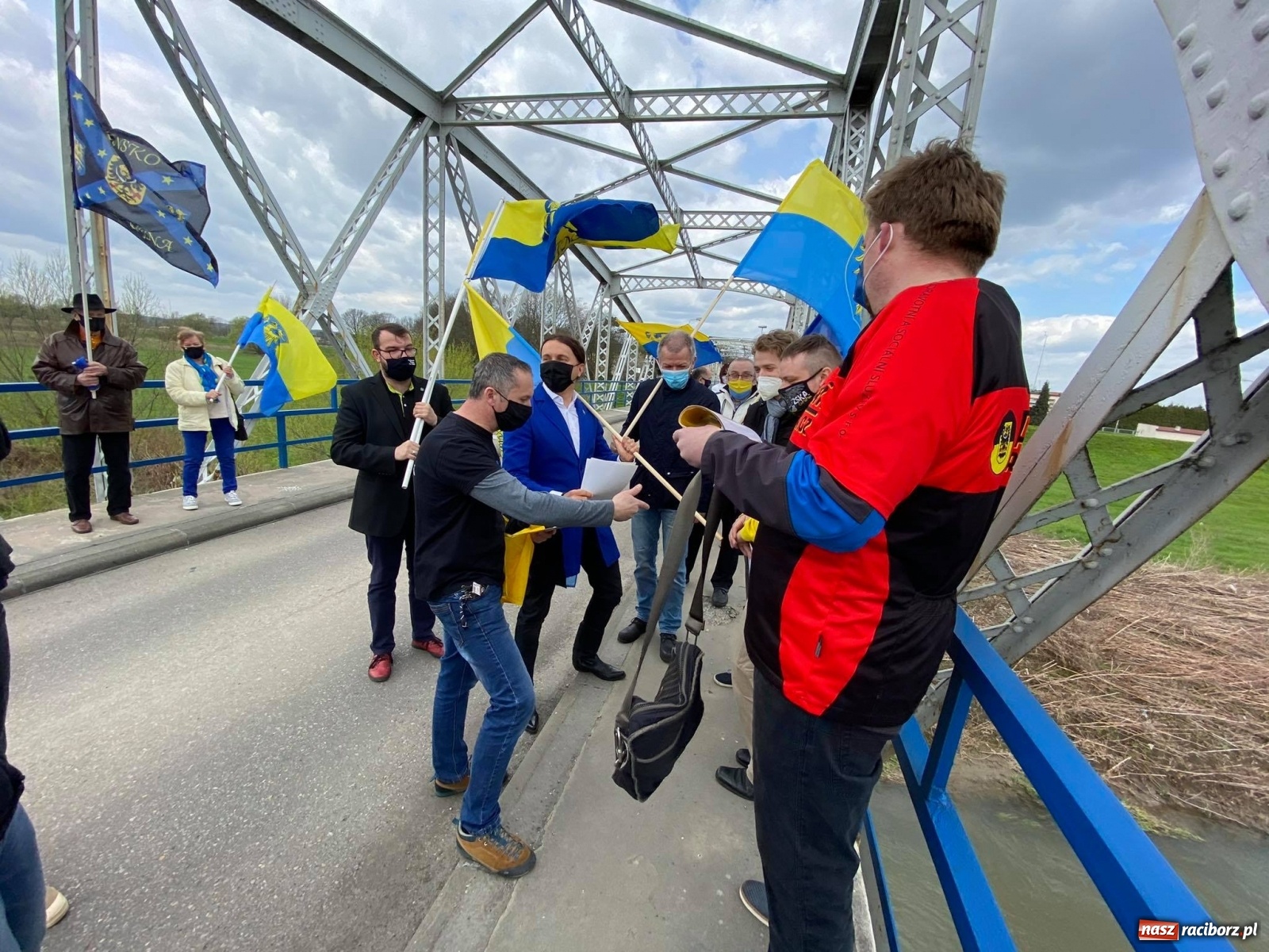 Zdjęcie w galerii na portalu naszraciborz.pl: Spotkanie Ślązaków z Polski i Czech na przejściu Chałupki-Bohumin wiadomości z regionu