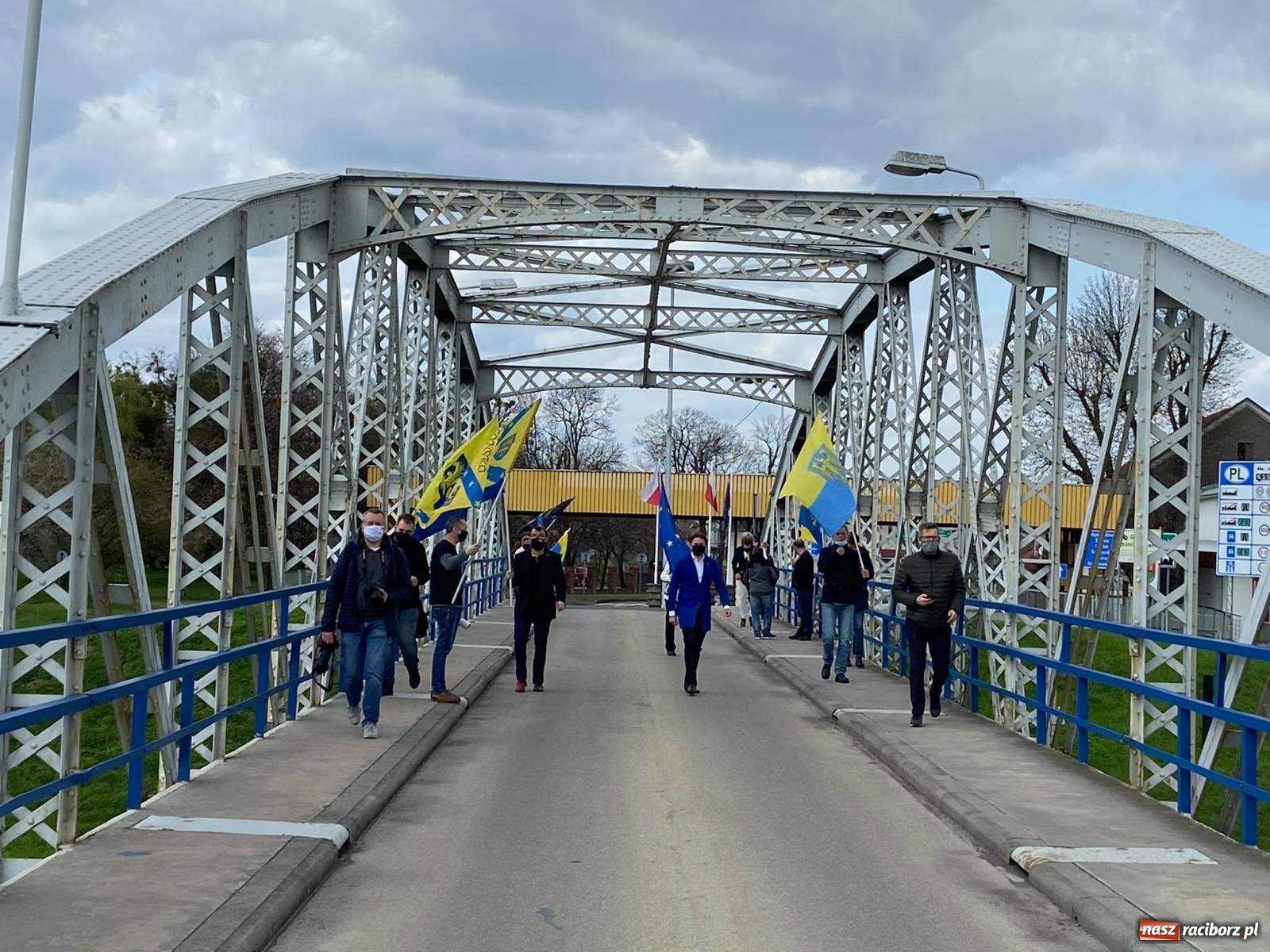 Zdjęcie w galerii na portalu naszraciborz.pl: Spotkanie Ślązaków z Polski i Czech na przejściu Chałupki-Bohumin wiadomości z regionu