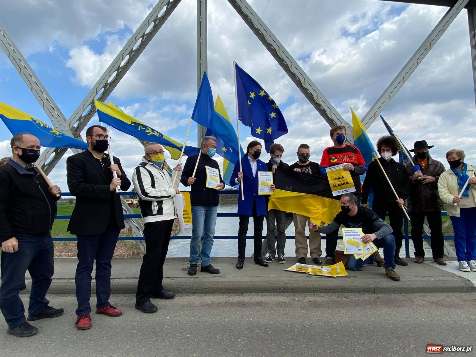 Zdjęcie w galerii na portalu naszraciborz.pl: Spotkanie Ślązaków z Polski i Czech na przejściu Chałupki-Bohumin wiadomości z regionu