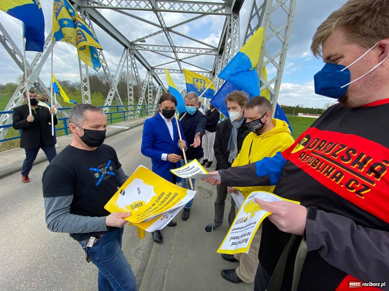 Zdjęcie w galerii na portalu naszraciborz.pl: Spotkanie Ślązaków z Polski i Czech na przejściu Chałupki-Bohumin wiadomości z regionu