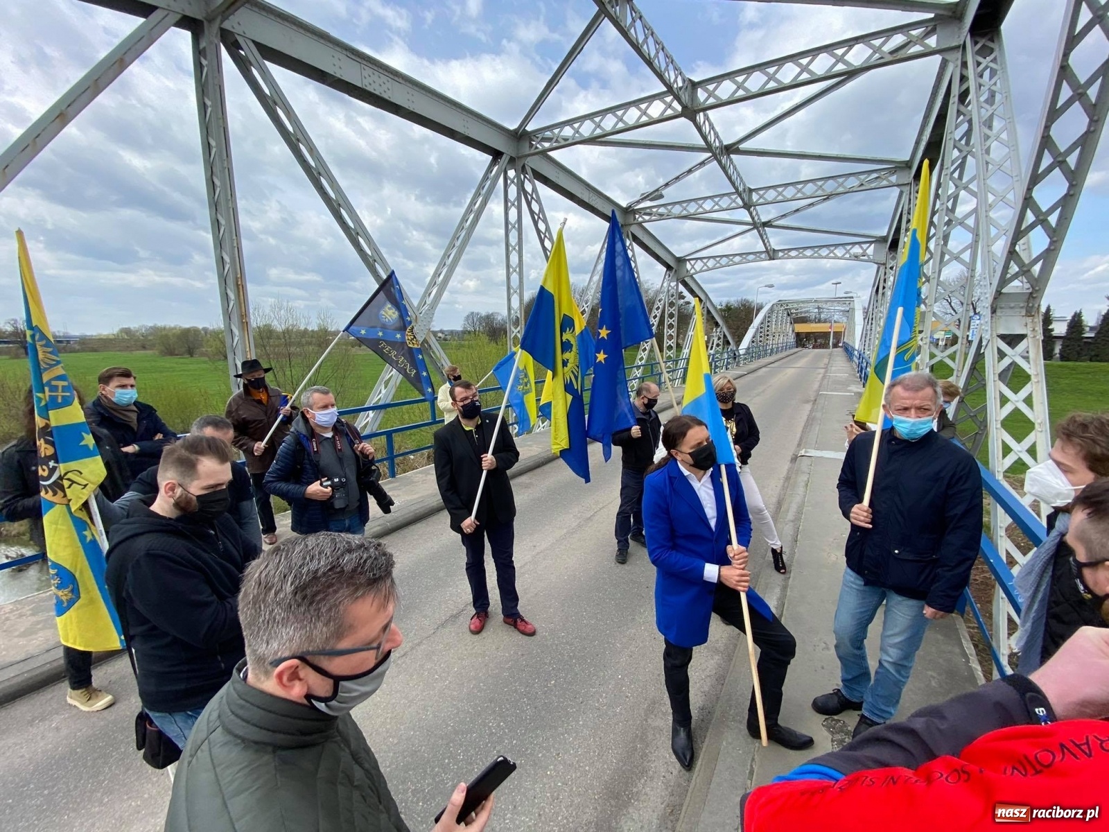 Zdjęcie w galerii na portalu naszraciborz.pl: Spotkanie Ślązaków z Polski i Czech na przejściu Chałupki-Bohumin wiadomości z regionu