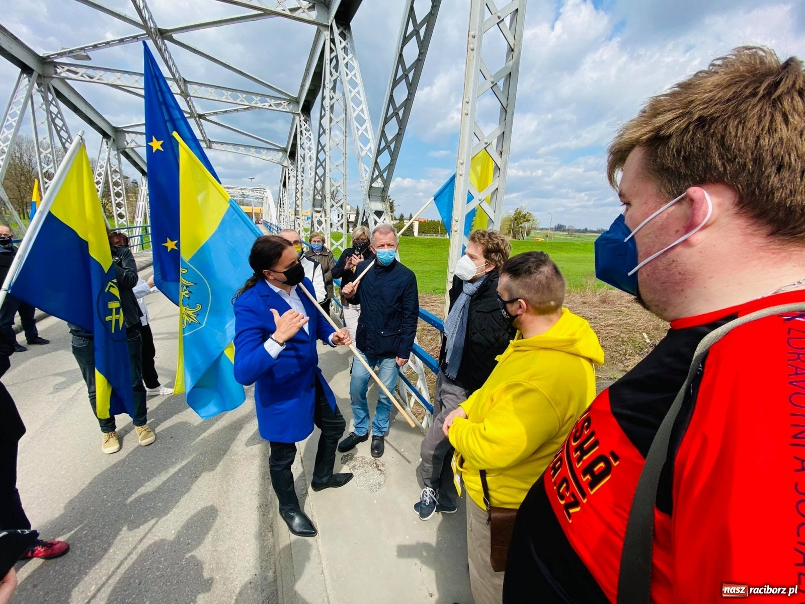 Zdjęcie w galerii na portalu naszraciborz.pl: Spotkanie Ślązaków z Polski i Czech na przejściu Chałupki-Bohumin wiadomości z regionu