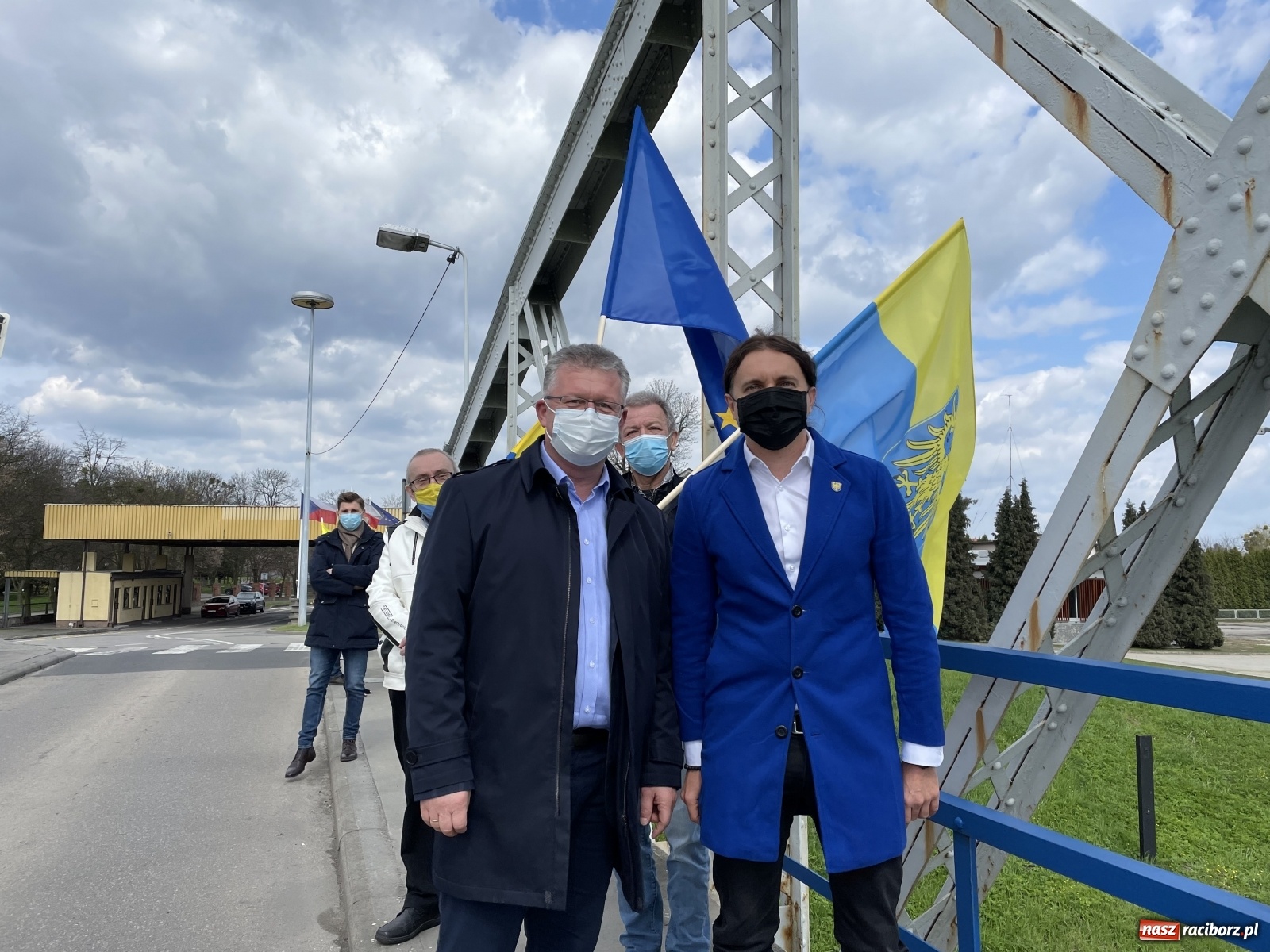 Zdjęcie w galerii na portalu naszraciborz.pl: Spotkanie Ślązaków z Polski i Czech na przejściu Chałupki-Bohumin wiadomości z regionu