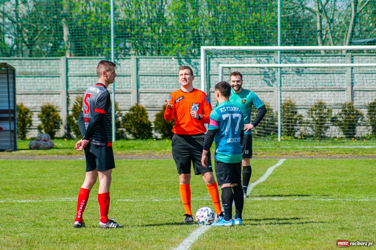 Zdjęcie w galerii na portalu naszraciborz.pl: Sytuacji co niemiara, tylko goli brak [FOTO]  wiadomości z regionu