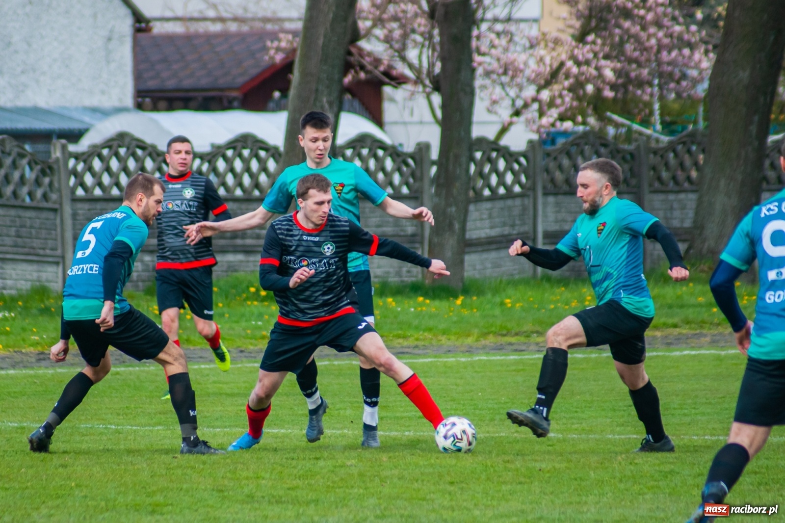 Zdjęcie w galerii na portalu naszraciborz.pl: Sytuacji co niemiara, tylko goli brak [FOTO]  wiadomości z regionu