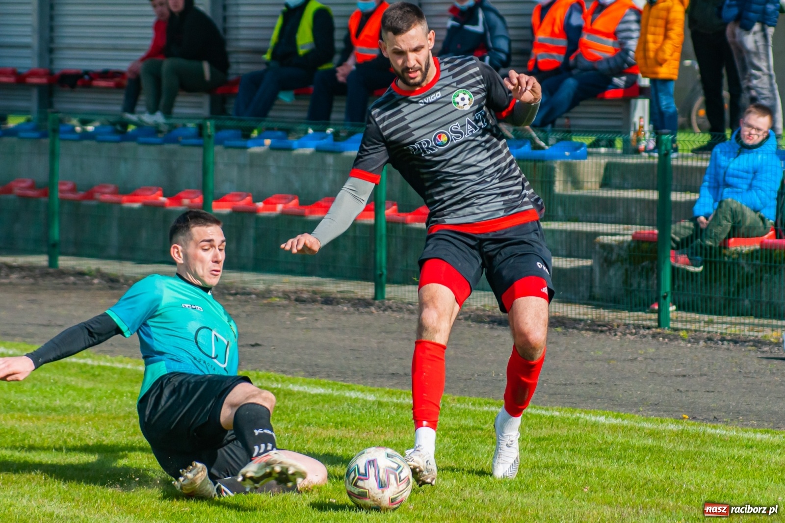 Zdjęcie w galerii na portalu naszraciborz.pl: Sytuacji co niemiara, tylko goli brak [FOTO]  wiadomości z regionu