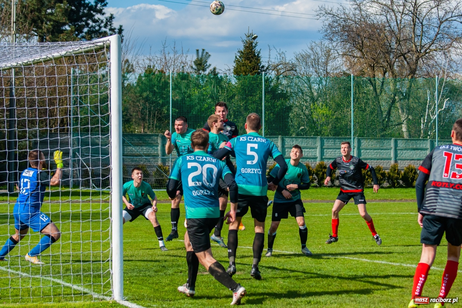 Zdjęcie w galerii na portalu naszraciborz.pl: Sytuacji co niemiara, tylko goli brak [FOTO]  wiadomości z regionu
