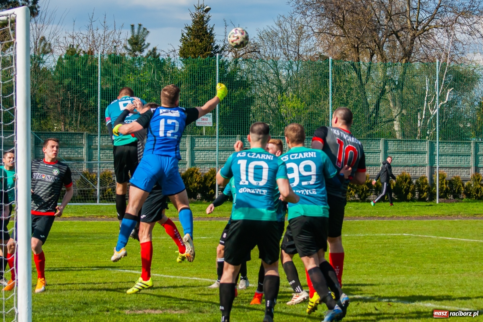 Zdjęcie w galerii na portalu naszraciborz.pl: Sytuacji co niemiara, tylko goli brak [FOTO]  wiadomości z regionu