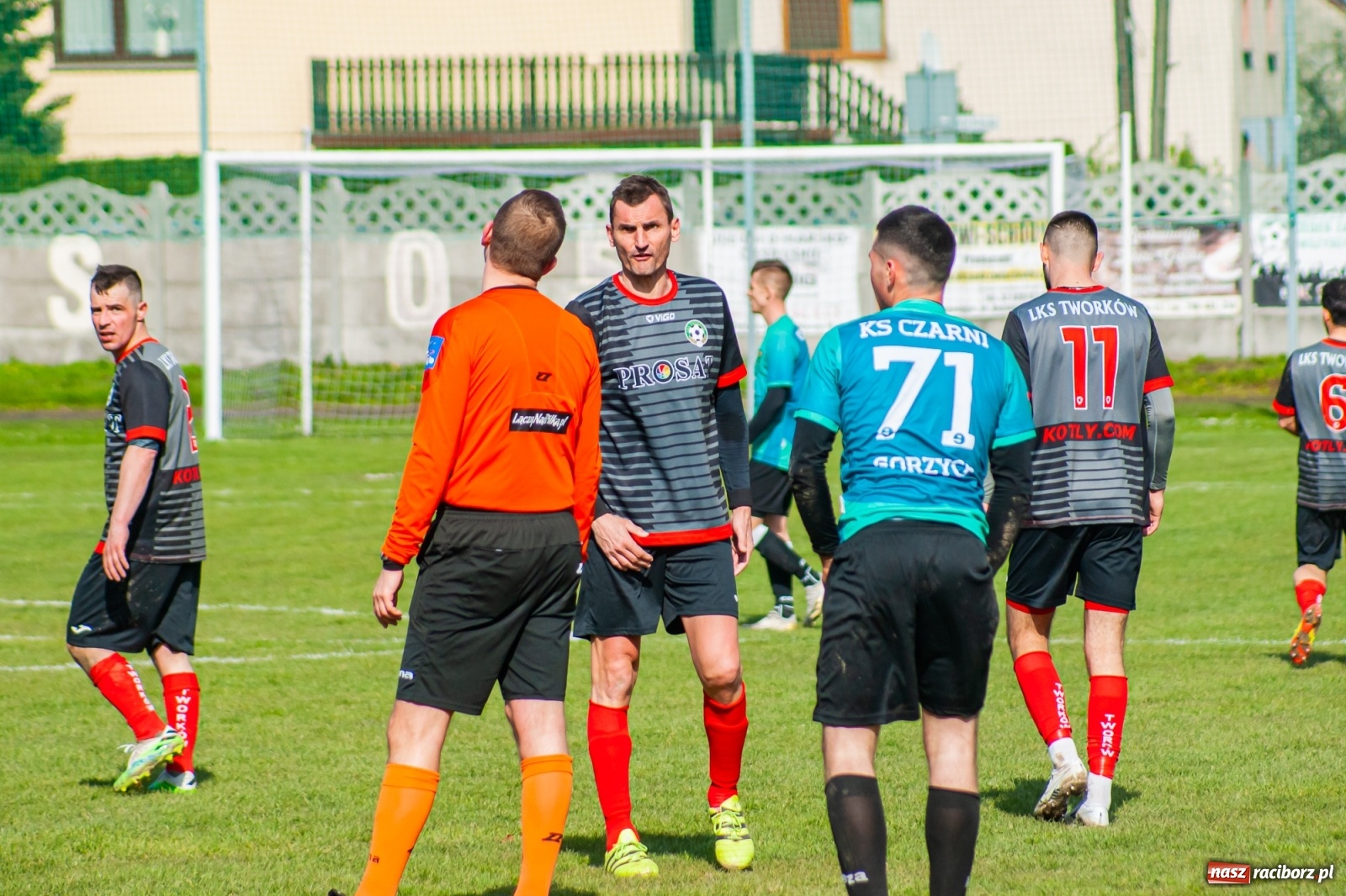 Zdjęcie w galerii na portalu naszraciborz.pl: Sytuacji co niemiara, tylko goli brak [FOTO]  wiadomości z regionu