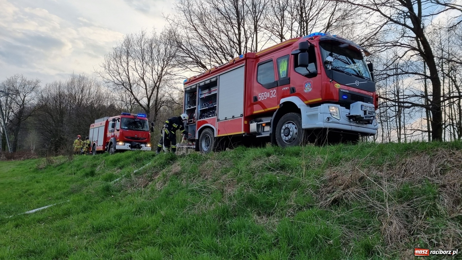 Zdjęcie w galerii na portalu naszraciborz.pl: Strażacy w akcji przy Babickiej. Spłonęła ambona [FOTO] wiadomości z regionu