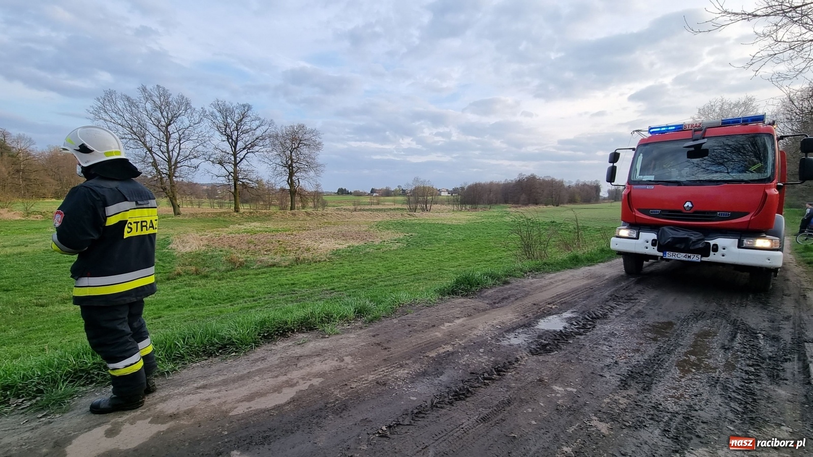 Zdjęcie w galerii na portalu naszraciborz.pl: Strażacy w akcji przy Babickiej. Spłonęła ambona [FOTO] wiadomości z regionu