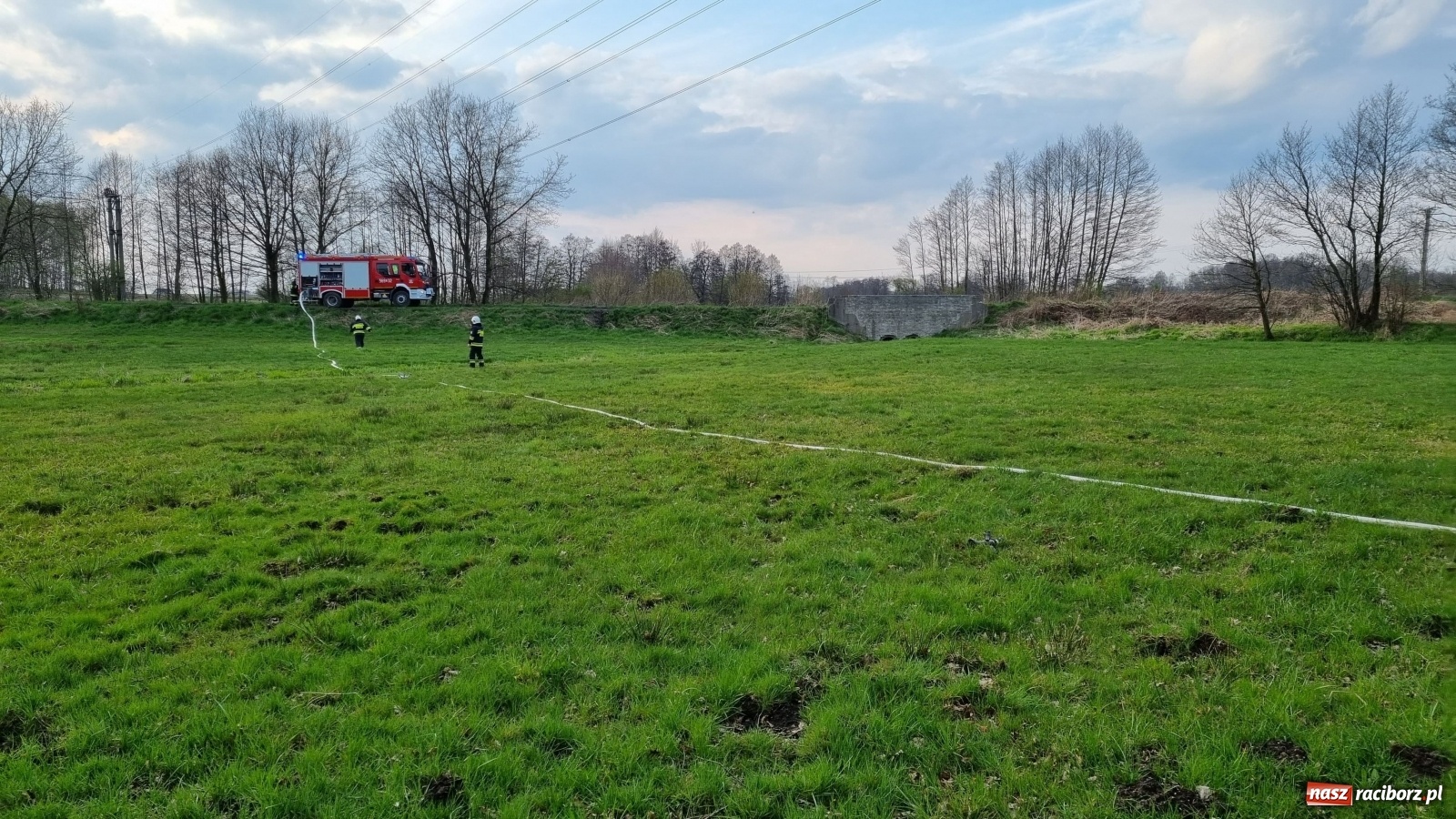 Zdjęcie w galerii na portalu naszraciborz.pl: Strażacy w akcji przy Babickiej. Spłonęła ambona [FOTO] wiadomości z regionu