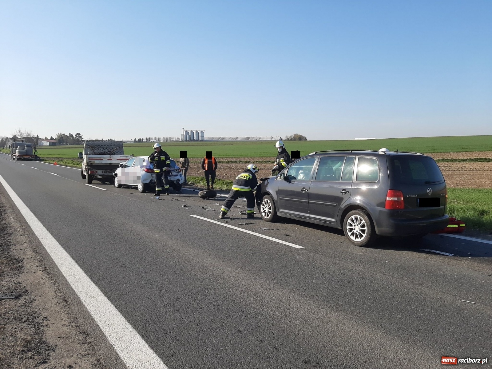 Zdjęcie w galerii na portalu naszraciborz.pl: Zderzenie trzech pojazdów na trasie Racibórz-Bieńkowice [FOTO] wiadomości z regionu