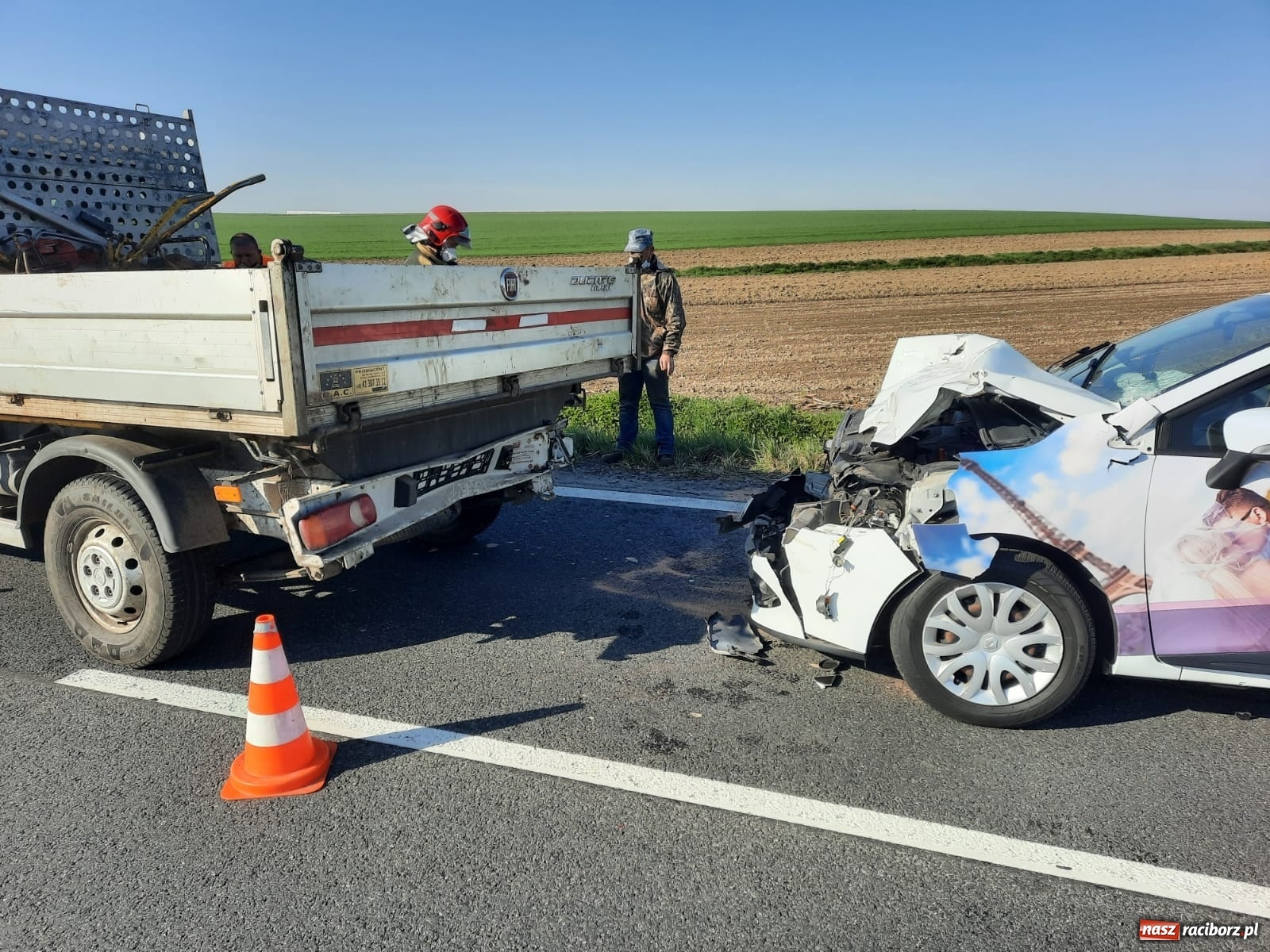 Zdjęcie w galerii na portalu naszraciborz.pl: Zderzenie trzech pojazdów na trasie Racibórz-Bieńkowice [FOTO] wiadomości z regionu