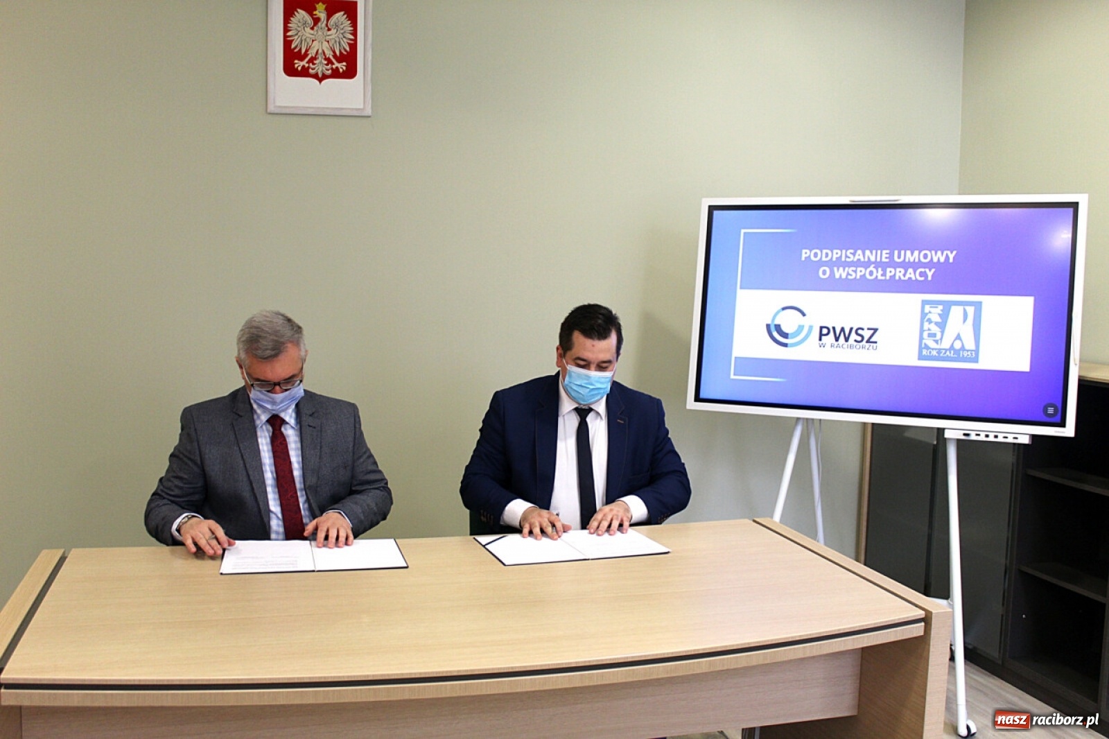Zdjęcie w galerii na portalu naszraciborz.pl: PWSZ w Raciborzu podpisała umowę o współpracy z firmą Rakon wiadomości z regionu