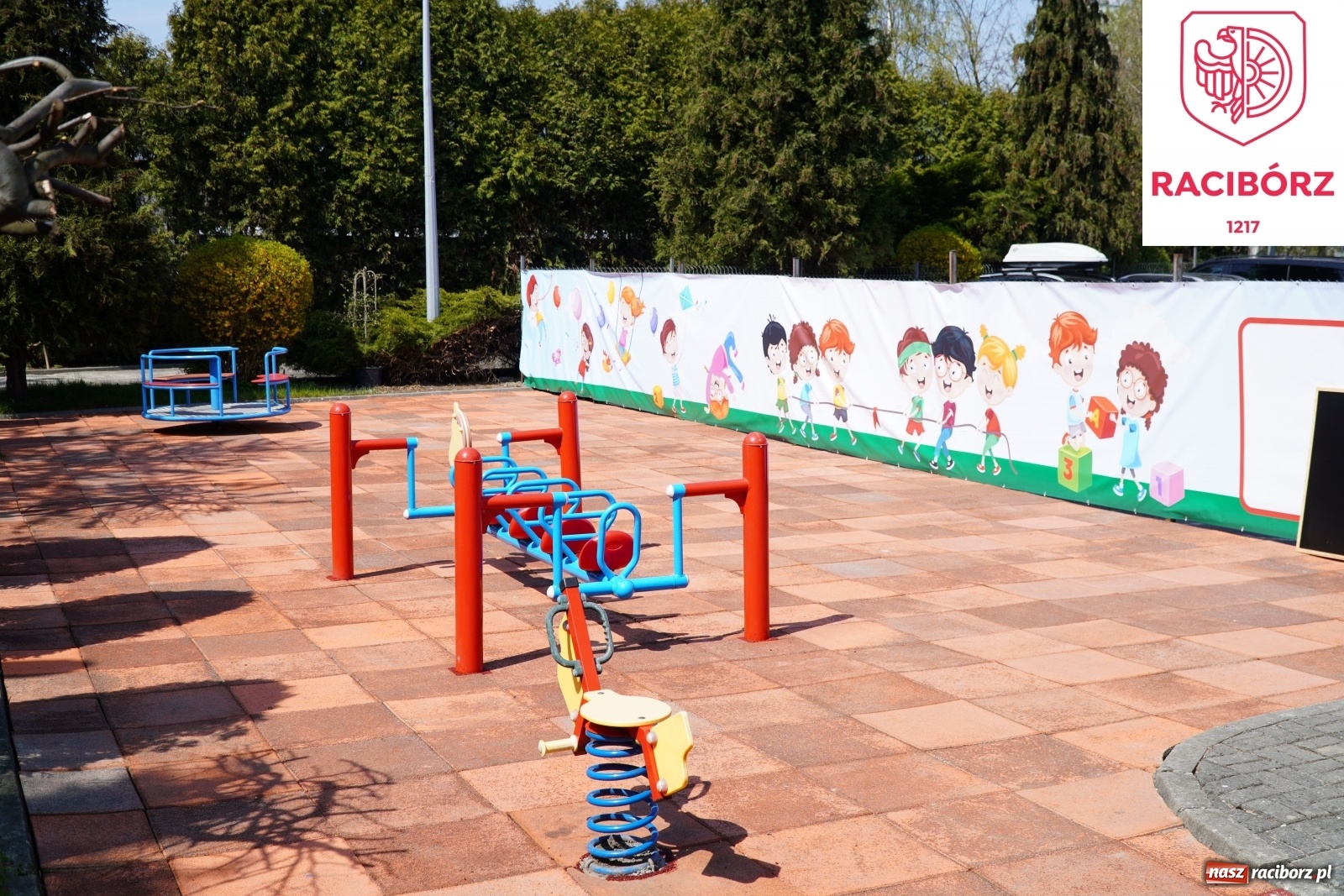 Zdjęcie w galerii na portalu naszraciborz.pl: Przedszkolaki z Ostroga otrzymały miejsce do zabawy wiadomości z regionu