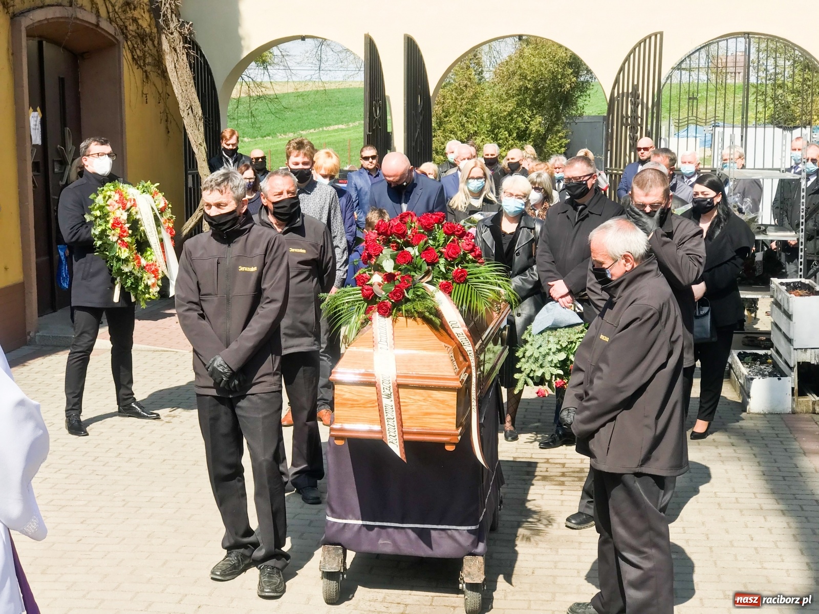 Zdjęcie w galerii na portalu naszraciborz.pl: Na cmentarzu Jeruzalem pożegnano dr. Kunickiego wiadomości z regionu