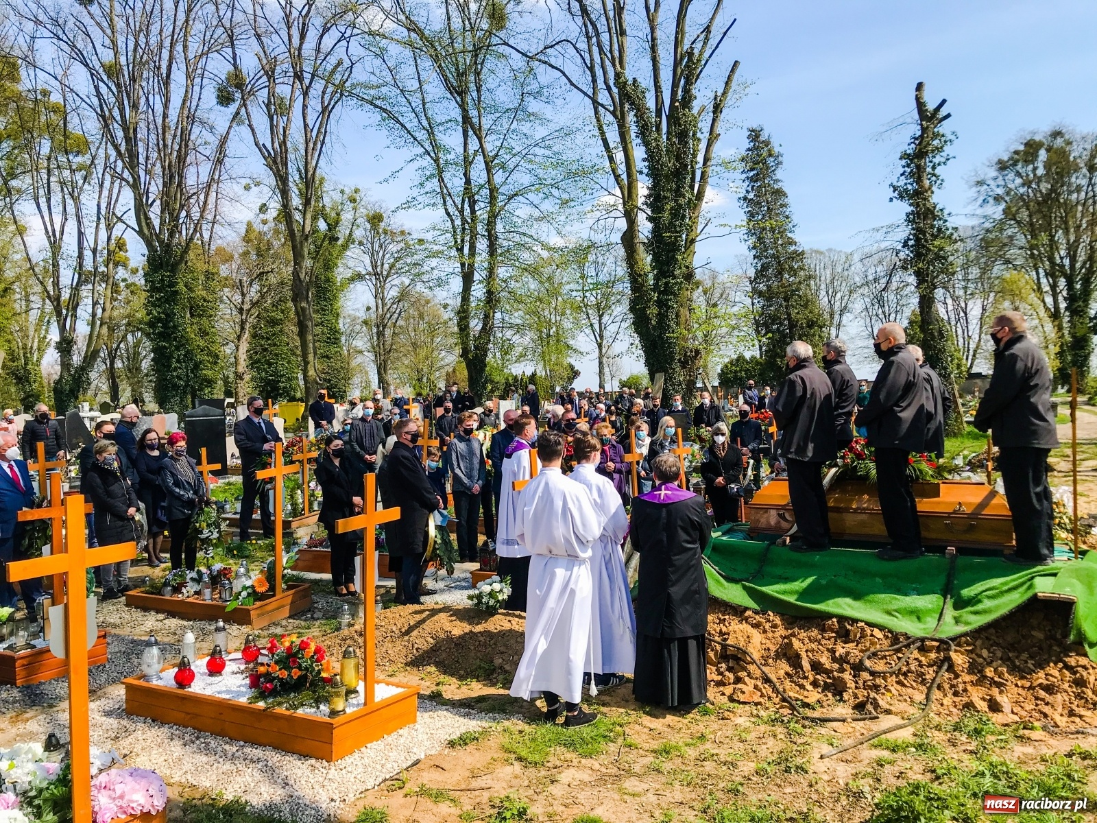 Zdjęcie w galerii na portalu naszraciborz.pl: Na cmentarzu Jeruzalem pożegnano dr. Kunickiego wiadomości z regionu